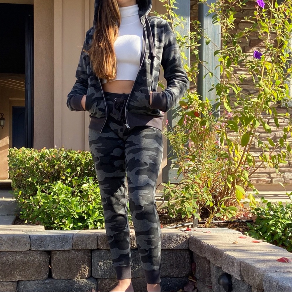 SALE-NO OFFERS‼️5🌟Camo Jogger Jumpsuit - Picture 5 of 8